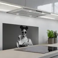 KitchenYeah Spatscherm 80x40 cm - Zelfklevende achterwand Vrouw - Pasta - Zonnebril - Keuken muurbeschermer - Spatwand fornuis