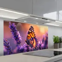 KitchenYeah Spatscherm 120x60 cm - Zelfklevende achterwand Bloemen - Vlinder - Lavendel - Bloem - Natuur - Keuken muurbeschermer - Spatwand fornuis
