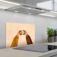 KitchenYeah Spatscherm 60x40 cm - Zelfklevende achterwand Illustratie - Mokken - Proosten - Bruin - Keuken muurbeschermer - Spatwand fornuis