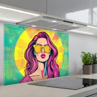 KitchenYeah Spatscherm 90x60 cm - Zelfklevende achterwand Zonnebril - Vrouw - Zonnig - Geel - Keuken muurbeschermer - Spatwand fornuis