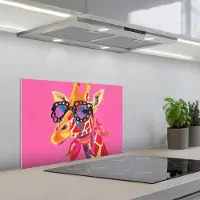 KitchenYeah Spatscherm 60x40 cm - Zelfklevende achterwand Giraf - Roze - Bril - Sjaal - Keuken muurbeschermer - Spatwand fornuis