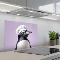 KitchenYeah Spatscherm 70x55 cm - Zelfklevende achterwand Pinguïn - Koksmuts - Lief - Paars - Keuken muurbeschermer - Spatwand fornuis