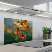 KitchenYeah Spatscherm 70x55 cm - Zelfklevende achterwand Oranje bloemen - Levendig - Wazige achtergrond - Keuken muurbeschermer - Spatwand fornuis