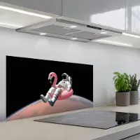 KitchenYeah Spatscherm 80x40 cm - Zelfklevende achterwand Astronaut - Flamingo - Zwemband - Roze - Keuken muurbeschermer - Spatwand fornuis