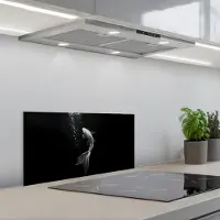 KitchenYeah Spatscherm 60x30 cm - Zelfklevende achterwand Koi - Vis - Wit - Zwart - Keuken muurbeschermer - Spatwand fornuis