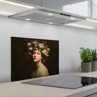 KitchenYeah Spatscherm 60x45 cm - Zelfklevende achterwand Bloemenstilte - Vrouw - Portret - Keuken muurbeschermer - Spatwand fornuis