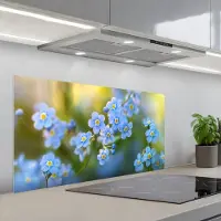 KitchenYeah Spatscherm 100x50 cm - Zelfklevende achterwand Bloemetjes - Blauw - Vergeet mij nietjes - Keuken muurbeschermer - Spatwand fornuis