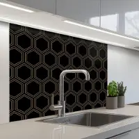 KitchenYeah Keuken achterwand 100x80 cm - Spatscherm zelfklevend Zwart - Goud - Zeshoek - Muurbeschermer - Spatwand fornuis