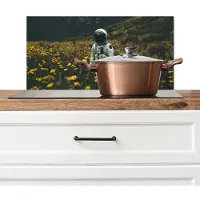 KitchenYeah Spatscherm keuken 60x30 cm - Kookplaat achterwand Astronaut - Bloemen - Veld - Geel - Muurbeschermer - Spatwand fornuis - Hoogwaardig aluminium
