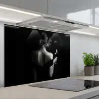 KitchenYeah Spatscherm 90x60 cm - Zelfklevende achterwand Vrouw - Wijn - Jurk - Keuken muurbeschermer - Spatwand fornuis