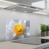 KitchenYeah Spatscherm 60x45 cm - Zelfklevende achterwand Wit - Bloem - Elegant - Keuken muurbeschermer - Spatwand fornuis