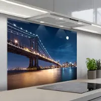KitchenYeah Spatscherm 100x75 cm - Zelfklevende achterwand Brug - Licht - Avond - Meer - Blau - Stad - Keuken muurbeschermer - Spatwand fornuis