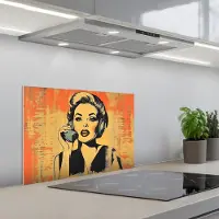 KitchenYeah Spatscherm 60x40 cm - Zelfklevende achterwand Retro - Vrouw - Koptelefoon - Oranje - Keuken muurbeschermer - Spatwand fornuis