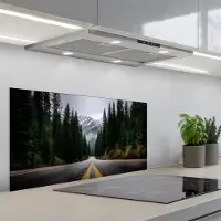 KitchenYeah Spatscherm 80x40 cm - Zelfklevende achterwand Sparrenbos - Weg - Bergen - Sneeuw - Keuken muurbeschermer - Spatwand fornuis
