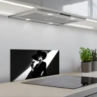KitchenYeah Spatscherm 60x30 cm - Zelfklevende achterwand Vrouw - Wijn - Chic - Keuken muurbeschermer - Spatwand fornuis