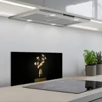 KitchenYeah Spatscherm 70x30 cm - Zelfklevende achterwand Sierlijk - Boeket - Goud - Vaas - Keuken muurbeschermer - Spatwand fornuis