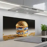 KitchenYeah Spatscherm 100x50 cm - Zelfklevende achterwand Delftsblauw - Goud - Burger - Keuken muurbeschermer - Spatwand fornuis