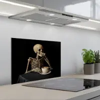 KitchenYeah Spatscherm 60x45 cm - Zelfklevende achterwand Skelet - Koffie - Drinken - Schedel - Tafel - Keuken muurbeschermer - Spatwand fornuis