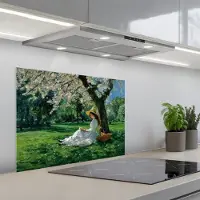 KitchenYeah Spatscherm 70x50 cm - Zelfklevende achterwand Vrouw - Boom - Boek - Mandje - Keuken muurbeschermer - Spatwand fornuis