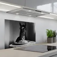 KitchenYeah Spatscherm 70x55 cm - Zelfklevende achterwand Paard - Bord - Pasta - Tafelkleed - Zwart Wit - Dieren - Keuken muurbeschermer - Spatwand fornuis