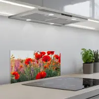 KitchenYeah Spatscherm 60x30 cm - Zelfklevende achterwand Klaproos - Bloemen - Rood - Paars - Weide - Keuken muurbeschermer - Spatwand fornuis