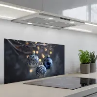 KitchenYeah Spatscherm 90x45 cm - Zelfklevende achterwand Kerstbal - Versierd - Blauw - Keuken muurbeschermer - Spatwand fornuis