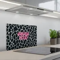 KitchenYeah Spatscherm 60x40 cm - Zelfklevende achterwand Panterprint - Zwart - Neonletters - Roze - Keuken muurbeschermer - Spatwand fornuis