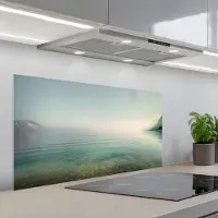 KitchenYeah Spatscherm 100x50 cm - Zelfklevende achterwand Zee - Horizon - Blauw - Mist - Keuken muurbeschermer - Spatwand fornuis