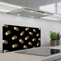 KitchenYeah Spatscherm 80x40 cm - Zelfklevende achterwand Macarons - Patroon - Goud - Zwart - Keuken muurbeschermer - Spatwand fornuis