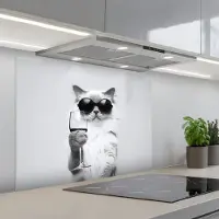 KitchenYeah Spatscherm 90x70 cm - Zelfklevende achterwand Kat - Zonnebril - Wijnglas - Langharig - Keuken muurbeschermer - Spatwand fornuis