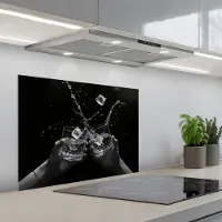 KitchenYeah Spatscherm 70x55 cm - Zelfklevende achterwand Whiskyglazen - Ijs - Spetters - Zwart - Keuken muurbeschermer - Spatwand fornuis