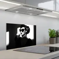 KitchenYeah Spatscherm 60x40 cm - Zelfklevende achterwand Vrouw - Zwart - Hart - Keuken muurbeschermer - Spatwand fornuis