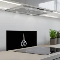 KitchenYeah Spatscherm 60x30 cm - Zelfklevende achterwand Schaar - Delfts blauw - Zwart - Keuken muurbeschermer - Spatwand fornuis