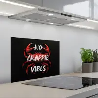 KitchenYeah Spatscherm 60x45 cm - Zelfklevende achterwand Krab - Rood - Tekst - Zwart - Keuken muurbeschermer - Spatwand fornuis