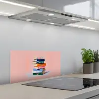 KitchenYeah Spatscherm 60x30 cm - Zelfklevende achterwand Boeken - Stapel - Kleurrijk - Keuken muurbeschermer - Spatwand fornuis