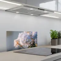 KitchenYeah Spatscherm 60x30 cm - Zelfklevende achterwand Bloemen - Lichtblauw - Wazig - Trosje - Keuken muurbeschermer - Spatwand fornuis