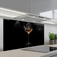 KitchenYeah Spatscherm 120x60 cm - Zelfklevende achterwand Cocktail - Zwart - Spetters - Glas - Keuken muurbeschermer - Spatwand fornuis