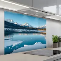 KitchenYeah Spatscherm 100x75 cm - Zelfklevende achterwand Landschap - Winter - Meer - Bergen - Uitzicht - IJs - Keuken muurbeschermer - Spatwand fornuis