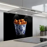 KitchenYeah Spatscherm 90x70 cm - Zelfklevende achterwand Kip - Bucket - Delfts blauw - Lekker - Keuken muurbeschermer - Spatwand fornuis