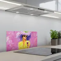 KitchenYeah Spatscherm 60x30 cm - Zelfklevende achterwand Zonnebril - Vrouw - Jas - Veren - Keuken muurbeschermer - Spatwand fornuis