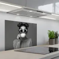 KitchenYeah Spatscherm 70x55 cm - Zelfklevende achterwand Vrouw - Koffie - Zwart - Wit - Keuken muurbeschermer - Spatwand fornuis