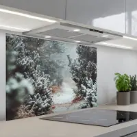 KitchenYeah Spatscherm 80x55 cm - Zelfklevende achterwand Bos - Winter - Bomen - Natuur - Pad - Sneeuw - Keuken muurbeschermer - Spatwand fornuis