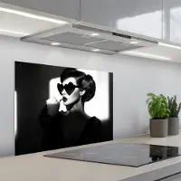 KitchenYeah Spatscherm 70x55 cm - Zelfklevende achterwand Vrouw - Zwart - Hart - Keuken muurbeschermer - Spatwand fornuis