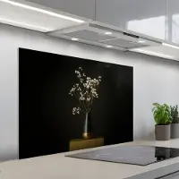 KitchenYeah Spatscherm 100x65 cm - Zelfklevende achterwand Bloembollen - Wit - Vaas - Minimalistisch - Keuken muurbeschermer - Spatwand fornuis