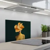 KitchenYeah Spatscherm 60x40 cm - Zelfklevende achterwand Vrouw - Hoed - Geel - Keuken muurbeschermer - Spatwand fornuis