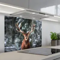 KitchenYeah Spatscherm 90x70 cm - Zelfklevende achterwand Hert - Winter - Sneeuw - Bos - Natuur - Dier - Keuken muurbeschermer - Spatwand fornuis