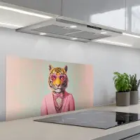 KitchenYeah Spatscherm 80x40 cm - Zelfklevende achterwand Tijger - Strik - Jasje - Roze - Keuken muurbeschermer - Spatwand fornuis