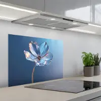 KitchenYeah Spatscherm 70x50 cm - Zelfklevende achterwand Blauw - Bloem - Glazen - Sierlijk - Keuken muurbeschermer - Spatwand fornuis