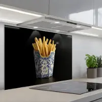 KitchenYeah Spatscherm 90x60 cm - Zelfklevende achterwand Friet - Porselein - Delfts blauw - Eten - Keuken muurbeschermer - Spatwand fornuis