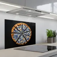 KitchenYeah Spatscherm 70x50 cm - Zelfklevende achterwand Pizza - Eten - Delftsblauw - Keuken muurbeschermer - Spatwand fornuis